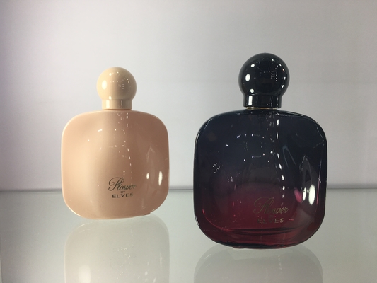 Le parfum de luxe en verre d'OEM 50ml met la forme en bouteille plate avec le chapeau de boule