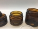 La recharge cosmétique transparente Amber Glass Jar Straight Round forment avec le couvercle noir en plastique