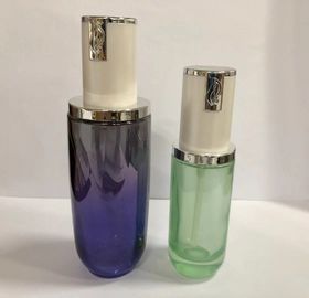 La lotion cosmétique en verre de verre à bouteilles de pompe de nouvelle conception met la couleur et l'impression en bouteille adaptées aux besoins du client par emballage cosmétique
