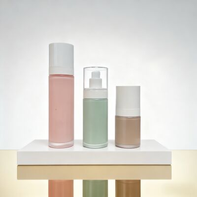 Ensemble d'emballages pour soins de la peau en verre cosmétique rechargeable sans air de 30 ml / 50 ml / 100 ml avec une tasse rechargeable en matériau PP et en matériau PCR